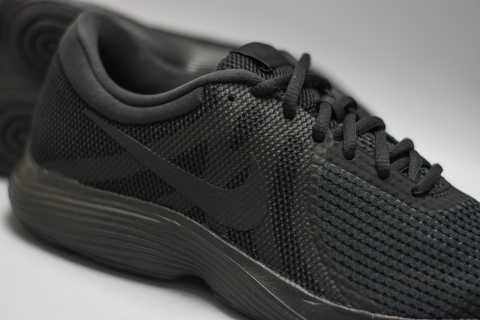 black nike revolution 4