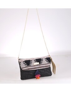 Listová kabelka zo syntetickej rafie Kbas so strapcami čierna