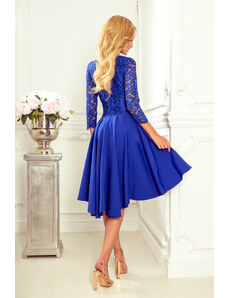 numoco NICOLLE - Svetlo modré dámske šaty s dlhším zadným dielom as čipkovaným výstrihom 210-12