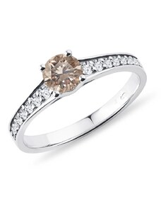 Prsteň z bieleho zlata s champagne diamantom a briliantmi KLENOTA K0298072