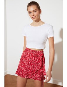 Trendyol Collection Červené volánové dvojradové tkané viskózové kvetinové šortky Sukňa