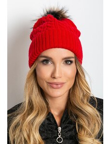 MladaModa Dámska čiapka s kožušinkovým brmbolcom model 50144 červená