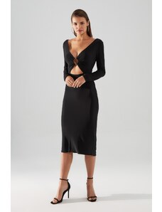 Trendyol Collection Detailné šaty s čiernym golierom