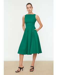 Trendyol Collection Zelené plisované tkané šaty v páse