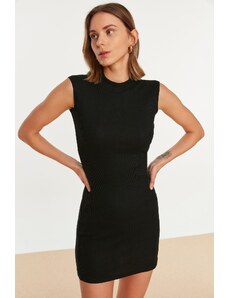 Trendyol Collection Čierne vypasované mini rebrované elastické pletené šaty s výstrihom