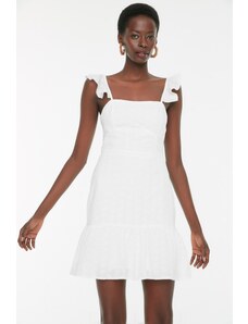 Trendyol Collection Biele áčkové mini lemované volánikové tkané šaty