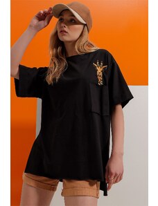 Trend Alaçatı Stili Dámske čierne tričko so žirafou vyšívané laserom strihané s dvojitým rukávom