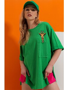 Trend Alaçatı Stili Dámske zelené tričko so zeleným výstrihom so žirafou vyšívaným laserom strihaným dvojitým rukávom