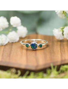 SPIRIT OF ISLAND Strieborný prsteň s opálom a smaragdmi Universe
