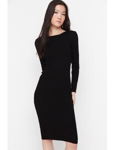 Trendyol Collection Čierne vypasované midi úpletové šaty s detailom chrbta