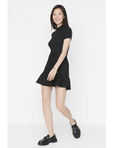 Trendyol Collection Čierna mini tkaná volánová sukňa