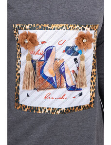 K-Fashion Šaty s 3D grafikou a ozdobnými volánmi grafitovej farby