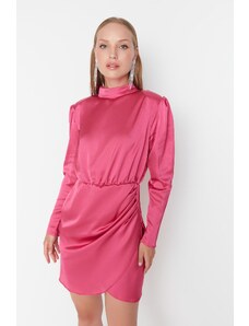 Trendyol Collection Ružové saténové spoločenské šaty s vysokým golierom