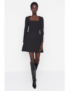 Trendyol Collection Čierne štvorcové mini tkané šaty s golierom