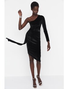 Trendyol Čierne zamatové večerné šaty s opaskom detailné
