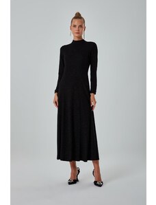 Mizalle Čierne pletené trblietavé šaty