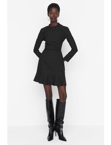 Trendyol Collection Čierne mini tkané šaty A-Line s čipkovaným detailom na golieri a volánovej sukni