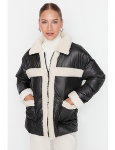 Trendyol Čierny oversize plyšový nafukovací kabát detailný