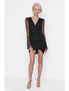 Trendyol Collection Elegantné večerné šaty s detailným tylom s čiernymi rukávmi