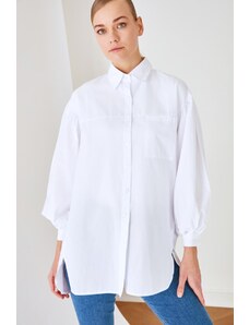 Trendyol Modest Základná tkaná košeľa s bielym balónovým rukávom a detailom s dlhým zadným vreckom