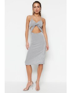 Trendyol Grey vypasované večerné šaty s okienkom/vystrihnutým detailom v pletení