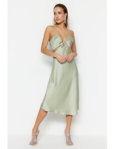 Trendyol Collection Saténové večerné šaty s mintovou podšívkou a tkaným oknom/vystrihnutý detail