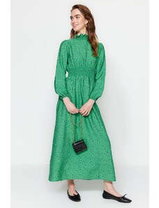 Trendyol Modest Detailné tkané šaty so zeleným kvetinovým vzorom
