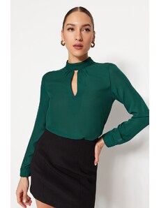 Trendyol Collection Smaragdovo zelená tkaná blúzka s vysokým golierom