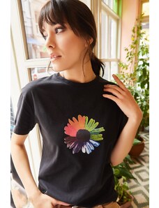 Olalook Dámske čierne tričko s kvetinovou potlačou