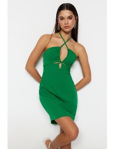 Trendyol zelené vypasované okno/vystrihnuté detailné elegantné večerné šaty