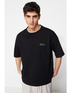Trendyol Čierne pánske oversized tričko s výstrihom 100% bavlny s výstrihom posádky s textovou potlačou.