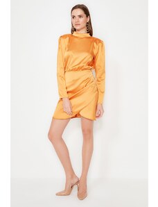 Trendyol Collection Oranžové tkané saténové elegantné spoločenské šaty s vysokým golierom