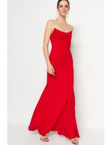 Trendyol Collection Dlhé večerné šaty s červeným golierom