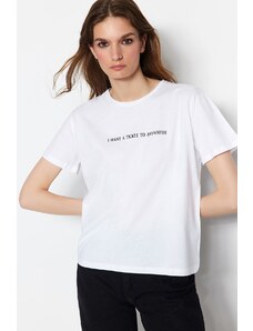 Trendyol Collection Biela 100% bavlna Slogan s potlačou Pohodlný strih Základné pletené tričko s výstrihom