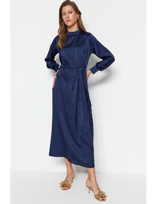 Trendyol Navy Blue saténové večerné šaty s nafúknutým pásom