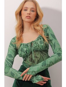 Trend Alaçatı Stili Women's Green Kiss Collar Waist Tulle Detail Digital Patterned Crop Sandy Blouse