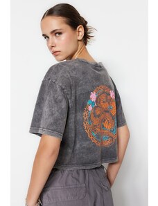 Trendyol Collection Antracit 100% bavlna Efekt vyblednutia Zadná potlač Crop Crew Krk Pletené tričko
