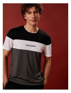 Tričko Koton Sports so sloganom s potlačou. Color Block Crew golier priedušná tkanina.