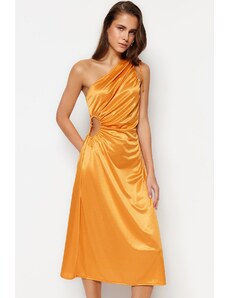 Trendyol oranžové pletené večerné šaty s okienkom/vystrihnutým detailom v saténe