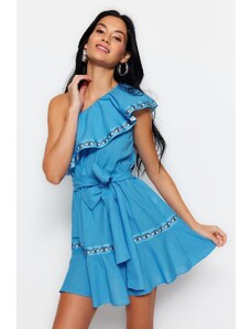 Trendyol Collection Plážové šaty zo 100 % bavlny na jedno rameno s modrým opaskom
