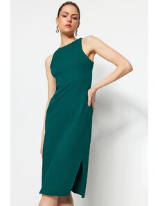 Trendyol Emerald Green vypasované midi tkané šaty s ohlávkovým výstrihom