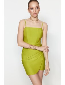 Trendyol Collection Svetlozelené elegantné večerné šaty s telovou podšívkou a detailom pleteného korzetu