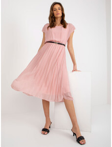 ITALY MODA Dámske elegantné svetloružové šaty s plisovaním a opaskom