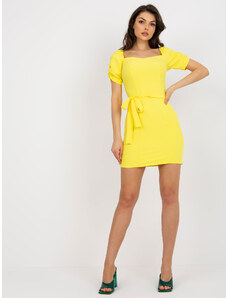 Fashionhunters Žlté mini koktejlové šaty s opaskom