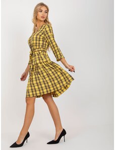 Fashionhunters Žlté elegantné kockované šaty s volánom a opaskom