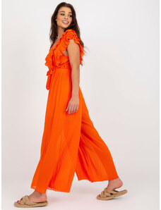 Fashionhunters Oranžový plisovaný overal s opaskom od OCH BELLA