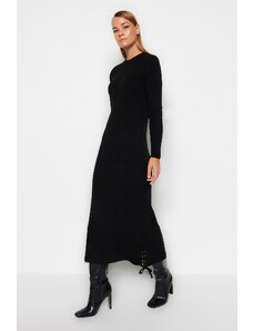 Trendyol Modest Detailné pletené šaty s čiernymi očkami