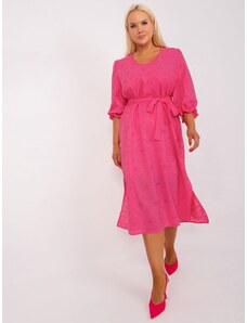 LAKERTA Elegantné tmavo-ružové bavlnené plus size šaty s výšivkou, viazaním a volánovými rukávmi