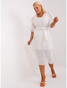 LAKERTA Elegantné biele bavlnené plus size šaty s výšivkou, viazaním a volánovými rukávmi