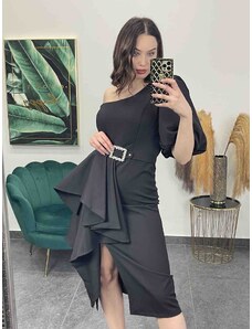 PrestigeShop Elegantné krátke šaty s odhaleným ramenom a rázporkom - čierne